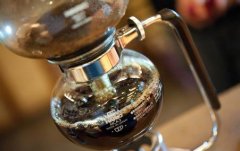 The technique of brewing coffee in coffee pot siphon of hand-brewed coffee