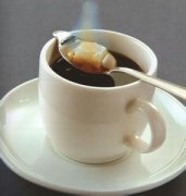 Instant coffee uses delicacies made from instant coffee skillfully.