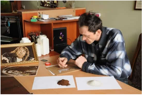 Art is among the people, folk artists who paint with coffee grounds.