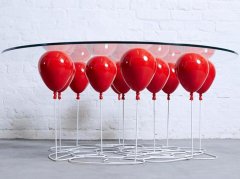 The sense of sight of the balloon coffee table suspended in the air