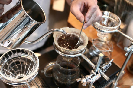 The most important process of coffee extraction: steaming and preleaching