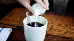 The process of making coffee in a siphon pot