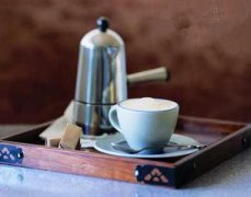 The technique of making coffee in a mocha coffee pot from French movies