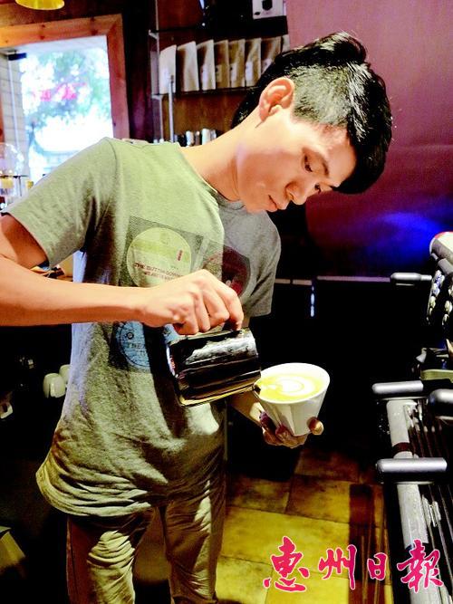 Ten years of hard work for waiters to become baristas and grassroots Li Weicheng