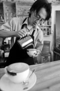 Enthusiasts who love coffee flowers make paper milk foam as a pen.