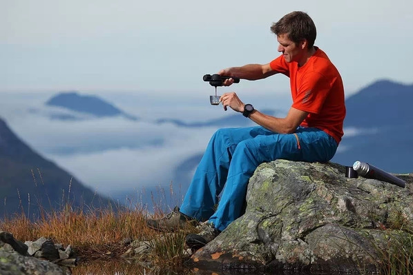 How to enjoy a cup of freshly brewed coffee at the top of the mountain?