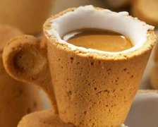 LAVAZZA cookie coffee cup that can be eaten on coffee base