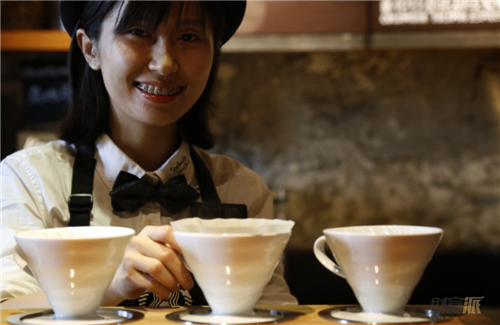 She is not only the champion of the hand contest, but also a coffee craftsman.