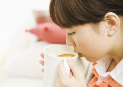 Office workers who drink coffee in the morning are more likely to get tired.