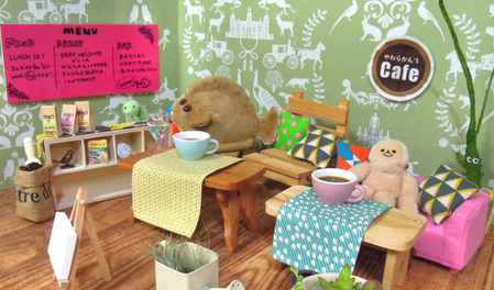 A coffee shop in Japan only serves animal dolls and people stop.