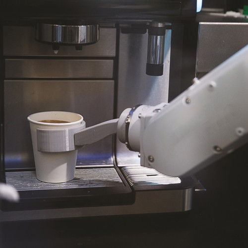 APP, the world's first robotic arm coffee phone in Hong Kong, issues orders over a long distance.