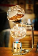 The process of making coffee in siphon pot is invented based on the principle of thermal expansion and cold contraction.