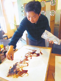 林进达用红酒和咖啡等饮料作画,别致又有创意。