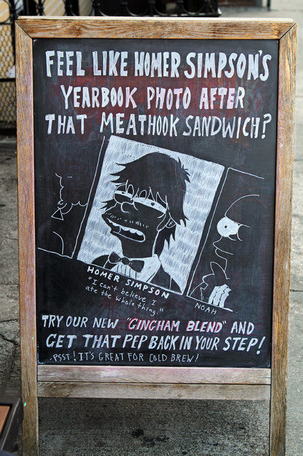 The small blackboards left by the roadside in those coffee shops can still be played like this.