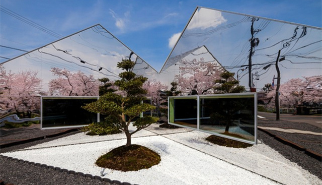 The coffee shop in Japan covered with cherry blossoms