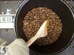 Family baking coffee beans in order to let everyone quickly master the skill of iron pot baking.