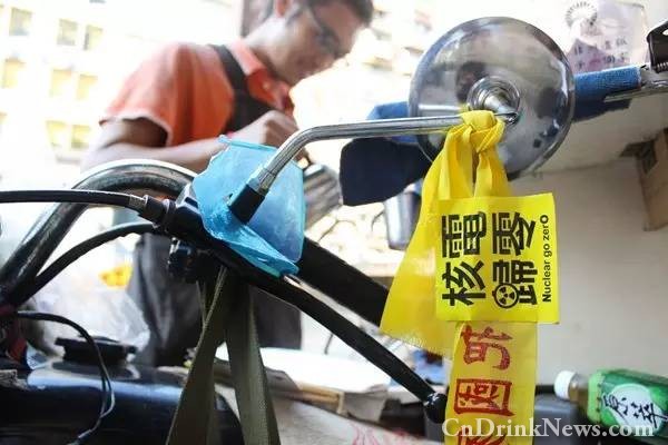 See how Taiwanese use motorcycles to sell coffee.