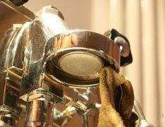 How often should I clean the coffee machine? The method of cleaning the brewing head of the coffee machine