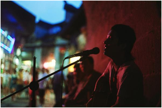 Listen to stories in folk songs, sigh life in coffee cups!