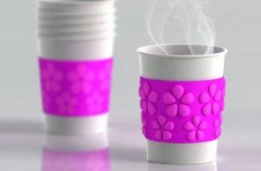 An inflated coffee cup with a set of coffee cups of creative design.