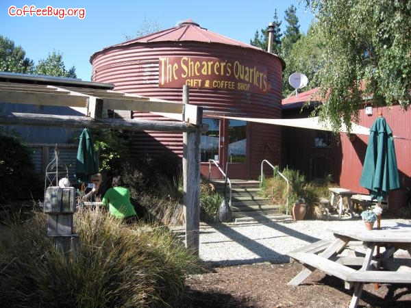 新西兰 The Shearer's Quarters——缘分天空
地址：Seadown Road,Timaru, New Zealand.
The Shearer's Quarters位于新西兰南岛海岸边的一个工业式小镇Timaru。在一条安静的小路上，矗立了一座用铁板盖建的农村式庄园小屋。这个带点美国西部牛仔电影装潢的农庄式咖啡屋，安逸得像自己的家。露台咖啡桌上放着有趣的绵羊卡通动物棋，供客人下棋。微黄带亮的室内空间里，分别是售卖小精品的小店区、咖啡茶座与餐厅三部分，看起来与众不同。咖啡馆背后的小农庄里，有小羊、小马、鸡、鸭……简直就是一个爱护动物之家。看似完整的一套休闲、舒适、售卖与学习(每星期有不同的课程提供)概念，从来就没有刻意安排。