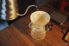 A necessary tool for making hand-made coffee the kitchen scale