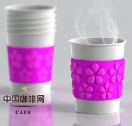 Preheat a heat-sensitive coffee cup that changes its shape, a coffee cup of creative design.