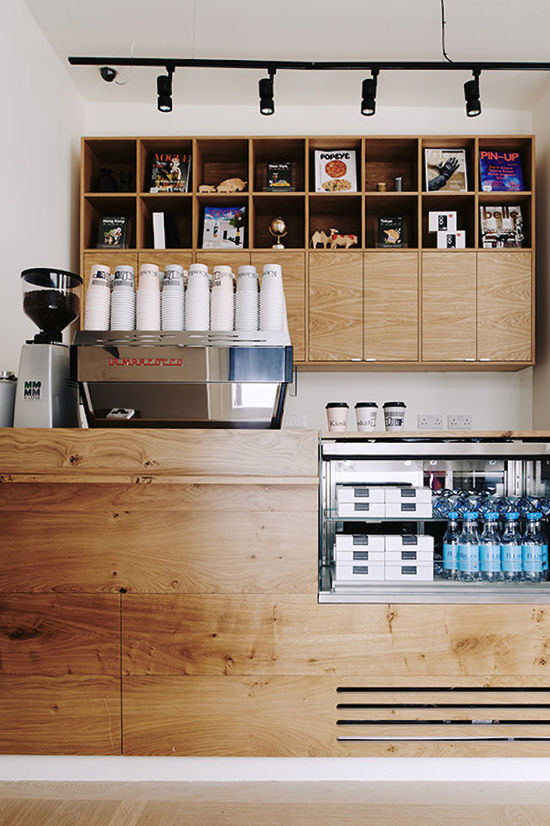 This shop offers not only coffee, but also 300 good-looking magazines.