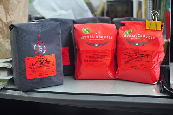 A coffee shop in the United States buys two boutique coffee brands to take the road of boutique coffee.