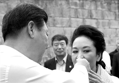Costa Rican coffee Xi Jinping visits Costa Rican farmers to pick coffee flowers and ask Peng Liyuan to smell the flowers.