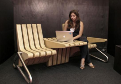 Coffee benches arranged in cafes can be flexibly converted into tables and chairs