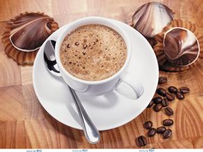 The difference between coffee powder and coffee beans in a standard latte cup