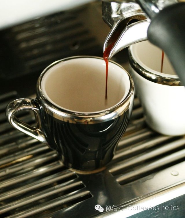 The phenomenon of overextraction of packed coffee powder Italian blending of coffee beans and commercial blending of Italian flavor