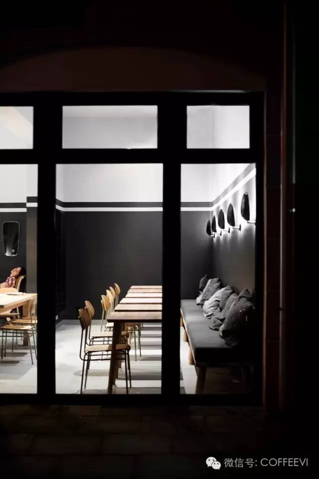 The Italian case of a cafe adapted to the domestic market with the design of business sense of security