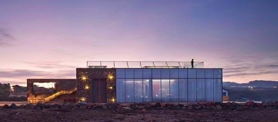 The coffee shop opened by the big star is in the rock glass room of the volcano by the sea.