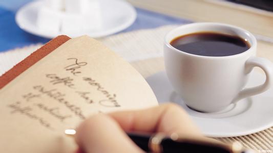 Hand movements of flower drawing-pictures of the steps of making coffee flowers