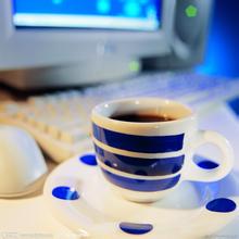 The method of making iced coffee-when to put milk foam with a milking machine after making coffee