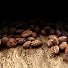 The exact same coffee beans are treated with water washing and sun treatment. Yunnan sun-dried coffee beans