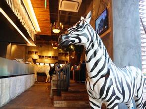 Chongqing ZooCoffee coffee shop adopts animal theme style and its business is booming.