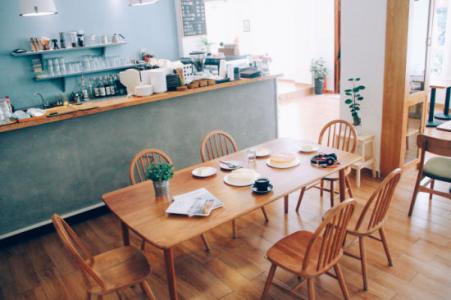 A back-and-forth coffee shop hidden deep on the ground floor of residential buildings in the community