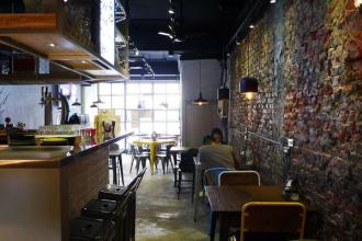 A hidden cafe with retro flavor and comfortable colors