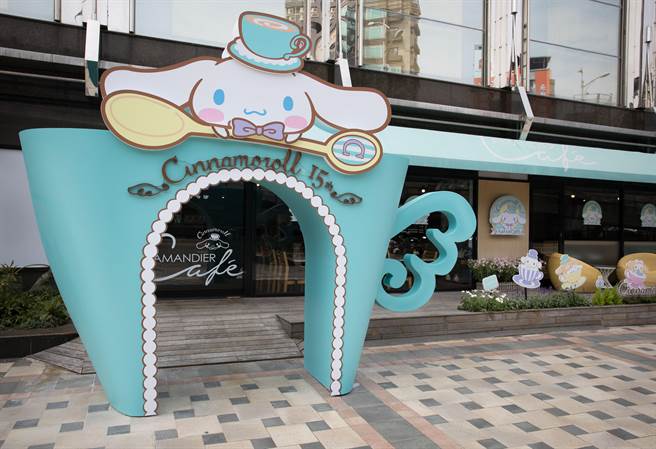 Sanrio family popularity Wang big ears dog Xina period limited coffee shop opening
