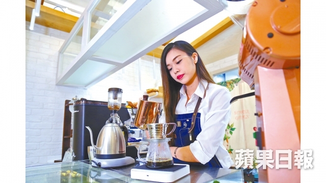 The story of a coffee man: a 22-year-old beautiful girl put down her whip and started a shop to become a barista.