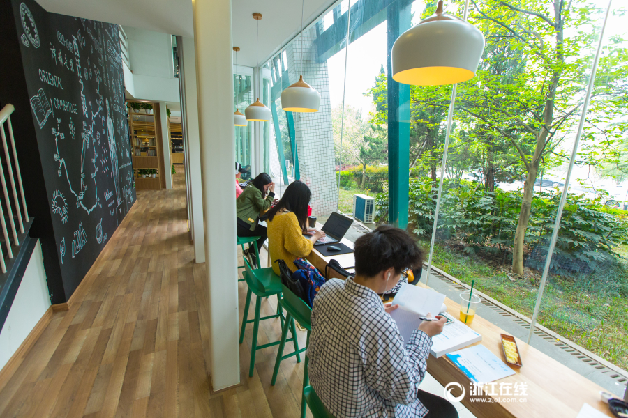 Someone else's school! There is a literary style coffee bar in the teaching building of Zhejiang University.