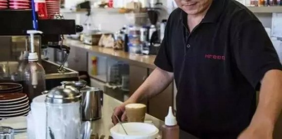 A Chinese opened a coffee shop in Australia, which not only reaped wealth but also touched.