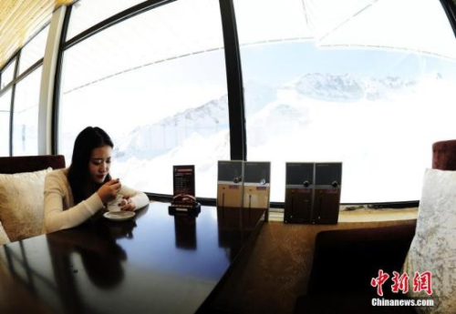 11月29日，在四川阿坝州黑水县海拔4860米的达古冰山上，有一座常年与冰雪为伴的咖啡馆，被游人称为“全世界最孤独的咖啡馆”。 a target='_blank'  data-cke-saved-href='http://www.chinanews.com/' href='http://www.chinanews.com/'中新社/a记者 安源 摄