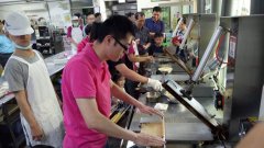 Teachers and students of Xinyi Primary and Middle School in Changhua make coffee for the disabled.