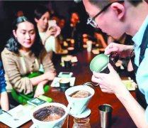 It is normal for Wuhan people to drink coffee and talk about things.