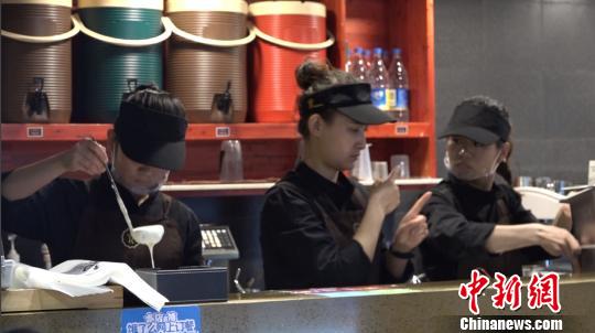 图为正在忙碌的咖啡店店员。　张海雯 摄