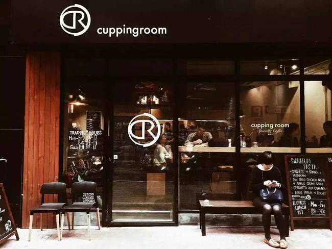 Live slowly as a literary youth in Hong Kong, experience the human feelings in Sheung Wan Lane.